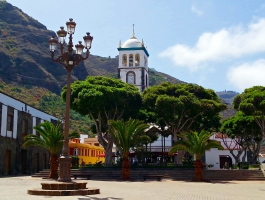 Центральная площадь города и часовня Святой Анны