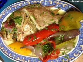 Рыбу также тушат с овощами (Ресторан 