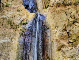 В Адском ущелье есть небольшой водопад