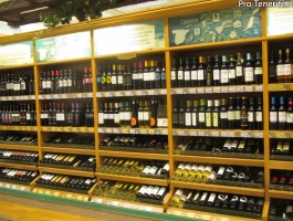 В магазинах можно  купить и вина и материковой Испании